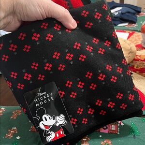 NEW Disney BERSHIREMickey Mouse Black and Red Knit Scarf